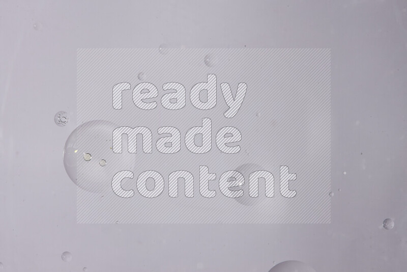 قطرات من الزيت على سطح الماء على خلفية بيضاء