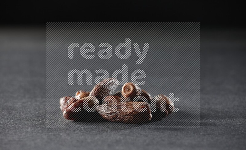 حبات من البلح المجفف علي خلفية سوداء