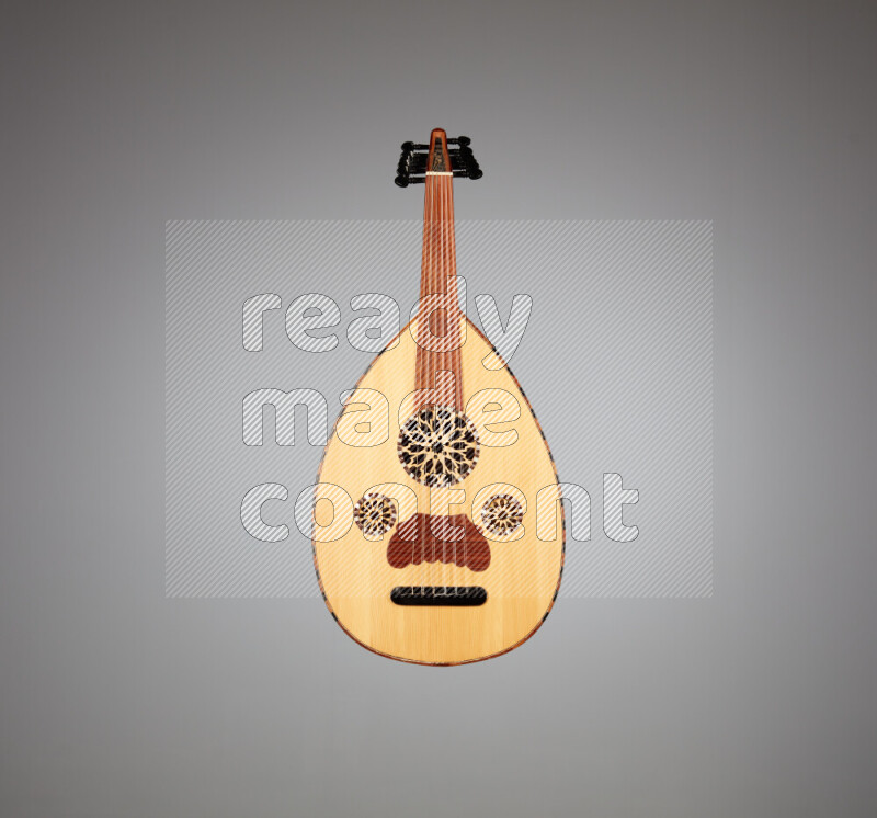 عودي خشبي بني على خلفية رمادية