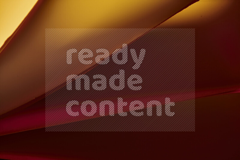 فن تجريدي يعرض منحنيات مع تدرجات الألوان الدافئة والباردة مكونه بضوء ملون