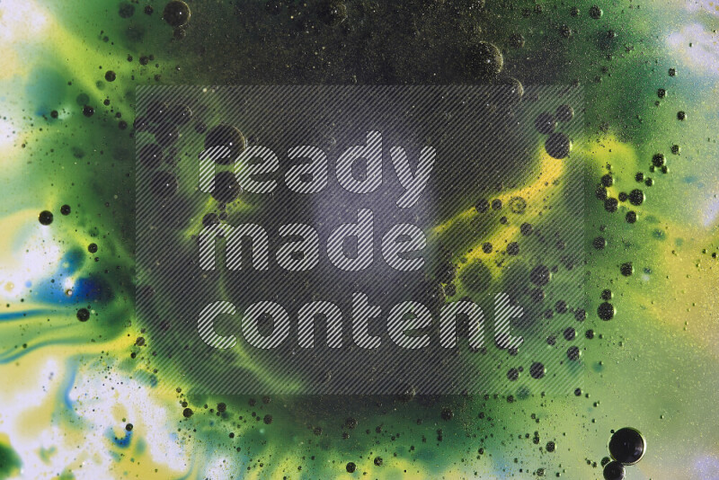 لقطات مقربة لقطرات ألوان مائية صفراء وزرقاء وخضراء على سطح الزيت على خلفية بيضاء