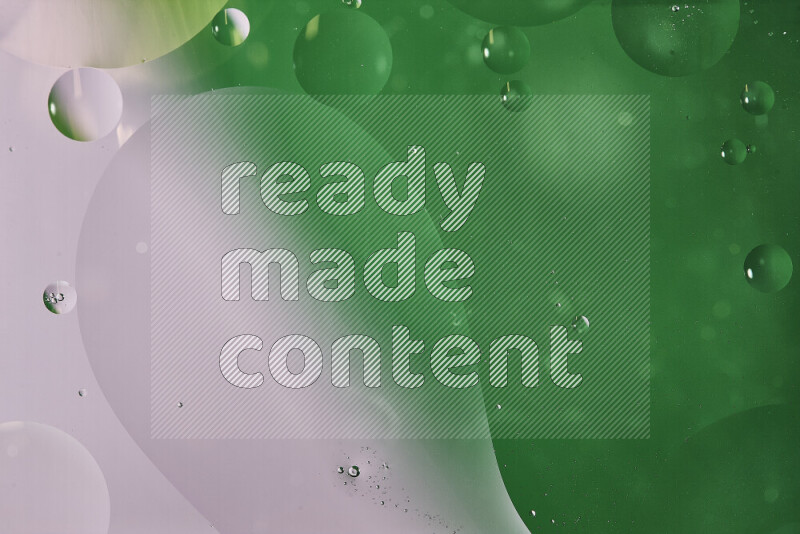 لقطات مقربة لفقاعات من الزيت على سطح الماء باللون الأبيض والأخضر