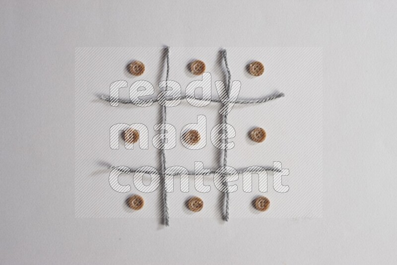 أزرار بنية موضوعة علي خلفية رمادية