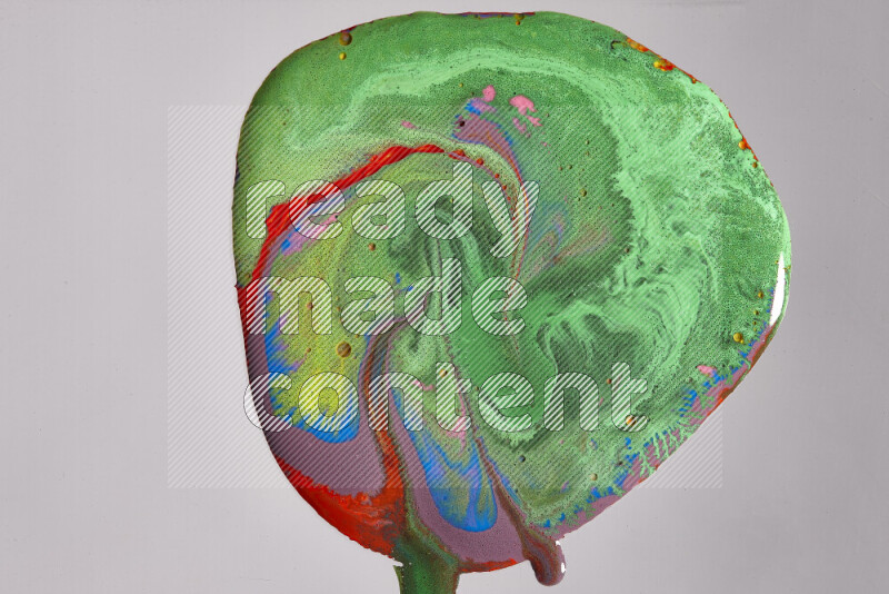 لقطات مقربة لألوان متنوعة تمتزج على خلفية رمادية