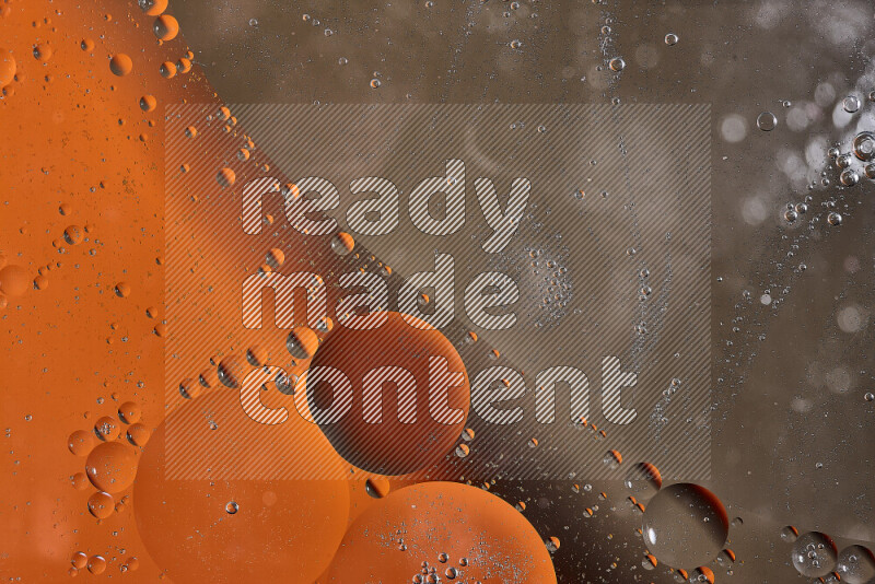 لقطات مقربة لفقاعات من الزيت على سطح الماء باللون البرتقالي والبني