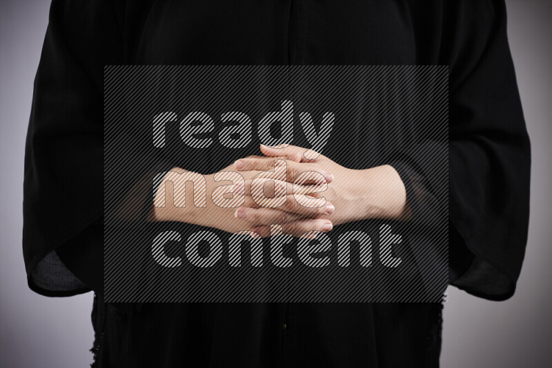 امرأة تشير بيديها بلغة الإشارات المختلفة