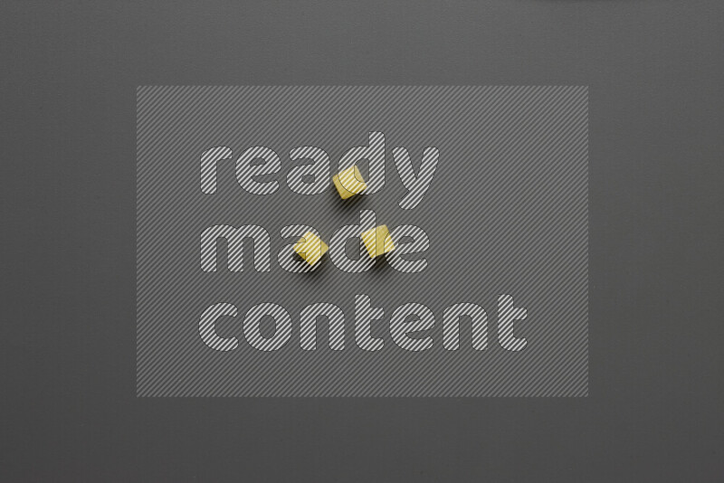 معكرونة مرمرية علي خلفية رمادية