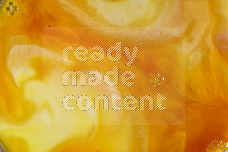 لقطة مقربة لأنماط دوامية باللون البرتقالي