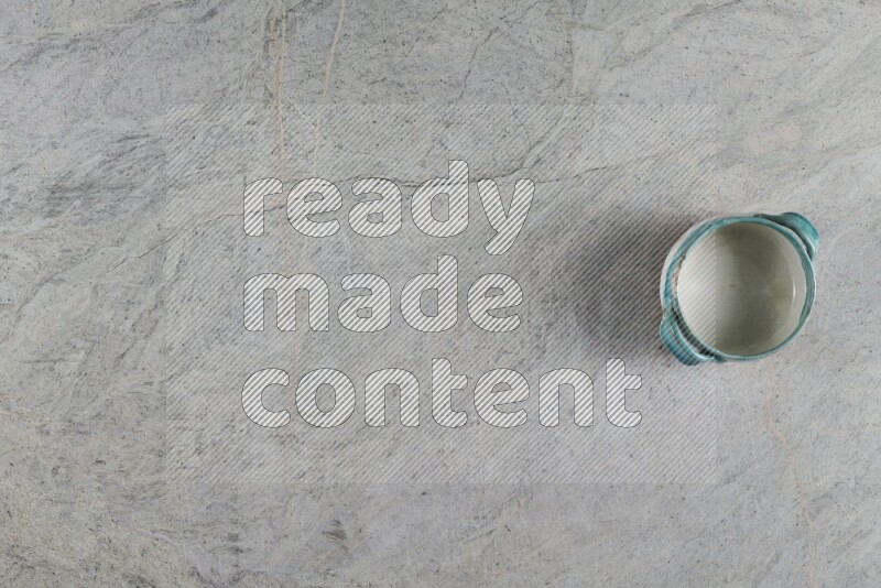 وعاء فخاري متعدد الألوان على خلفية من الرخام الرمادي