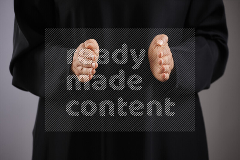 امرأة تشير بيديها بلغة الإشارات المختلفة