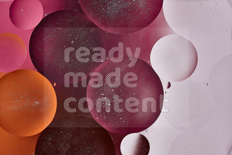 لقطات مقربة لفقاعات من الزيت على سطح الماء باللون الأبيض والبرتقالي والوردي