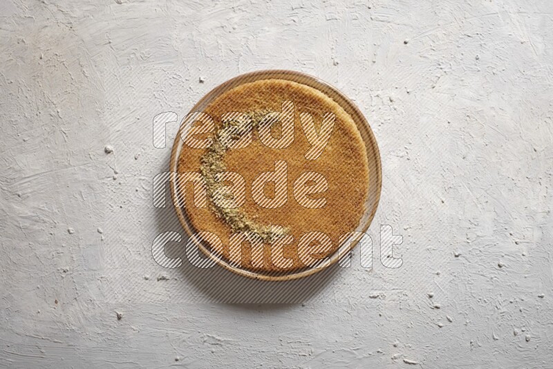 كنافة علي خلفية بيضاء خشبية