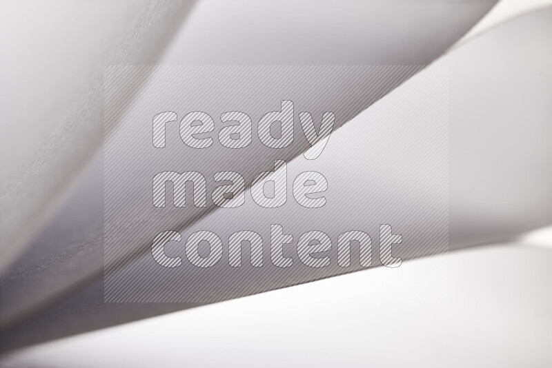 فن تجريدي يعرض المنحنيات المرتبة للأوراق باللون الرمادي