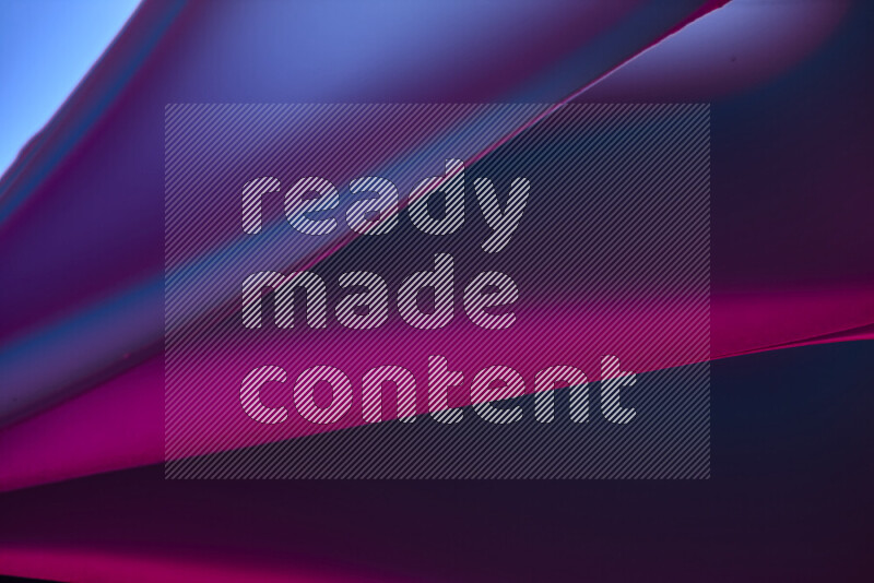 فن تجريدي يعرض منحنيات مع تدرجات الألوان الدافئة والباردة مكونه بضوء ملون