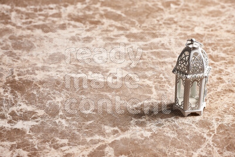 فانوس للشموع على خلفية رخام بيج