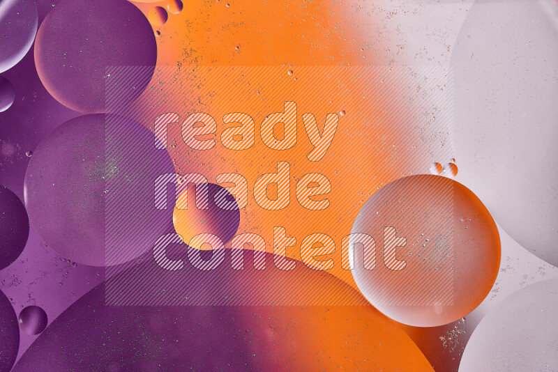 لقطات مقربة لفقاعات من الزيت على سطح الماء باللون الأبيض والبرتقالي والأرجواني