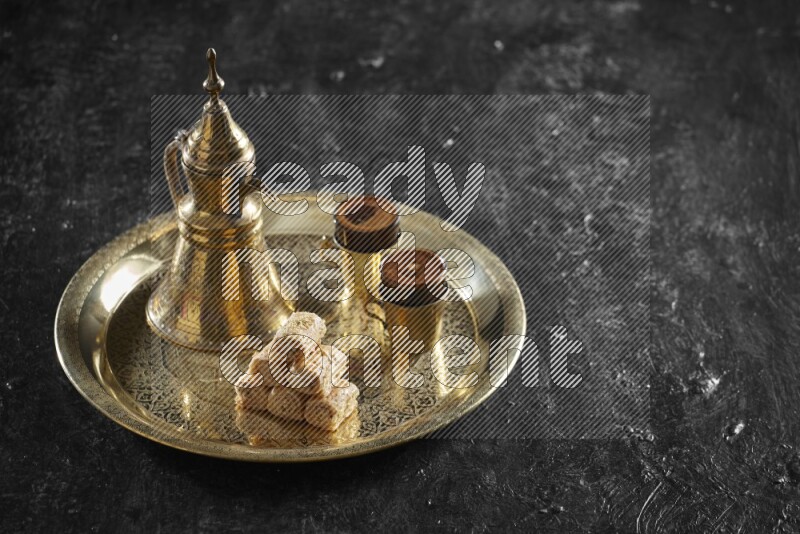 جلاش مع مشروب ساخن على صينية معدنية