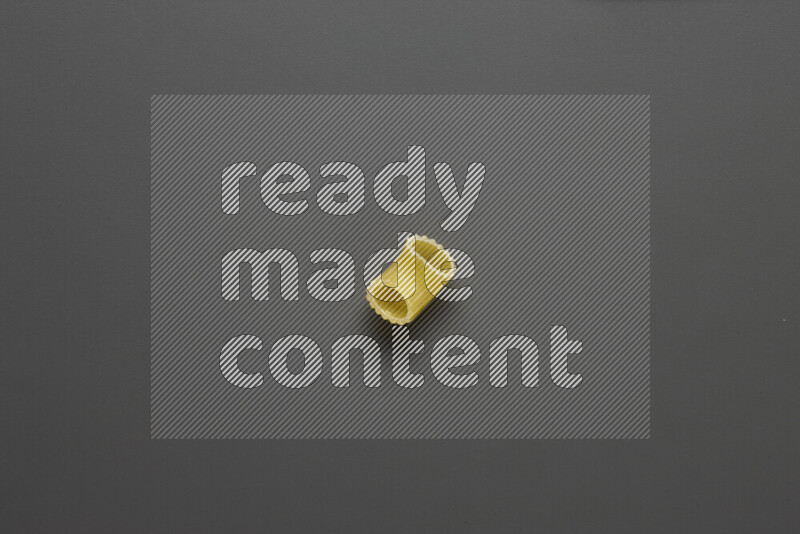 معكرونة هلالية علي خلفية رمادية