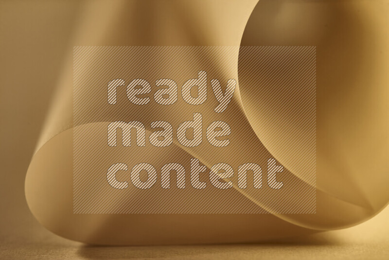 فن تجريدي يعرض منحنيات وتدرجات اللون الذهبي مكونه بضوء ملون