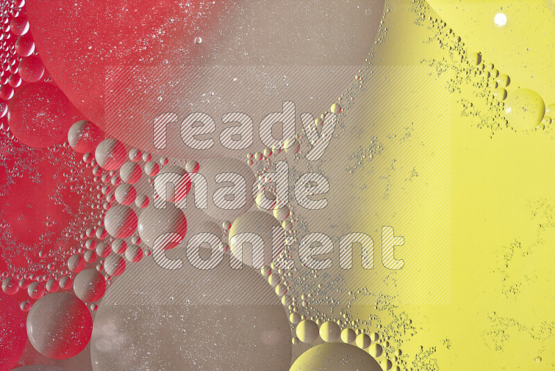 لقطات مقربة لفقاعات من الزيت على سطح الماء باللون الأصفر والأحمر والبني