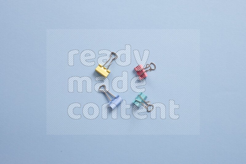 أدوات مدرسة مختلفة علي خلفية زرقاء