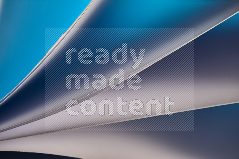 فن تجريدي يعرض منحنيات مع تدرجات الألوان الباردة مكونه بضوء ملون