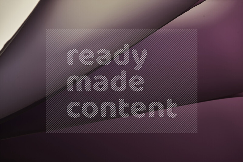 فن تجريدي يعرض منحنيات مع تدرجات الألوان الدافئة والباردة مكونه بضوء ملون