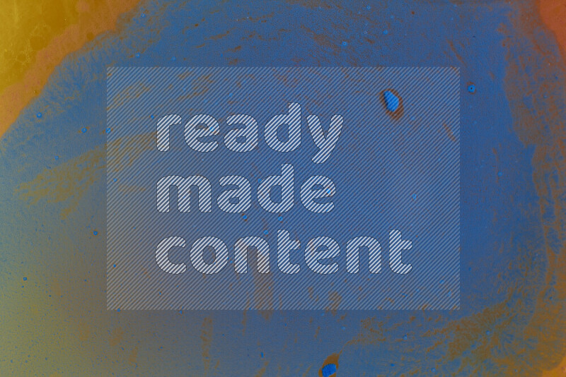 تلتقط الصورة تناثرا للطلاء الأزرق علي خلفية برتقالية