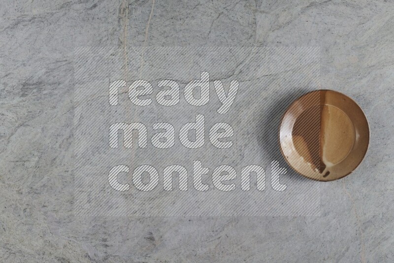 صحن فخاري متعدد الألوان على خلفية من الرخام الرمادي