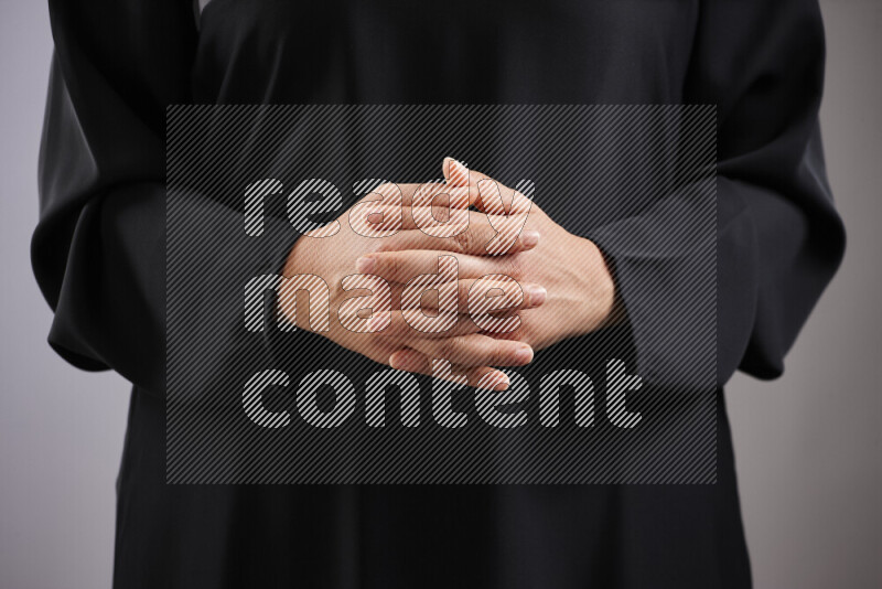 امرأة تشير بيديها بلغة الإشارات المختلفة