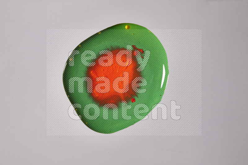 لقطات مقربة لألوان متنوعة تمتزج على خلفية رمادية