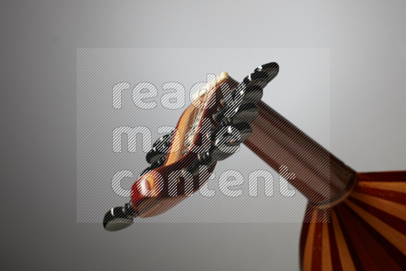 اجزاء من عود خشبي بني على خلفية رمادية