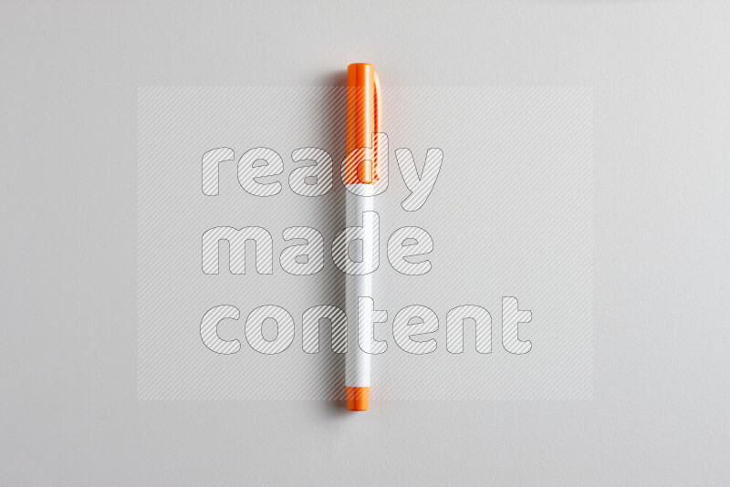 لقطة مقربة تظهر قلما ملونا واحدا بغطاء على خلفية رمادية