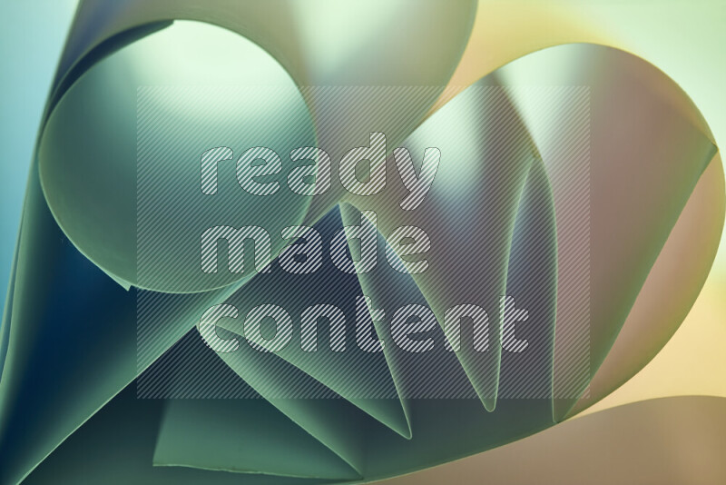 عرض فني لطيات الورق تخلق مزيج من الأشكال الهندسية، مضاءة بإضاءة ناعمة بدرجات اللون الأخضر والالوان الدافئة