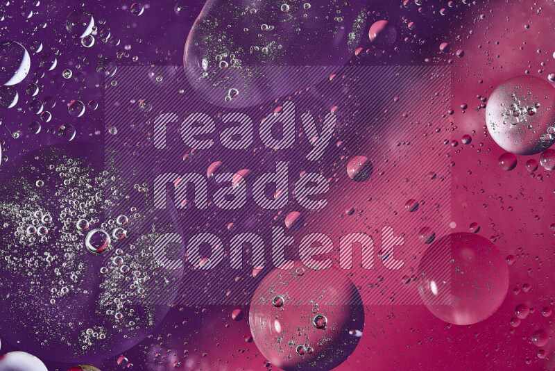 لقطات مقربة لفقاعات من الزيت على سطح الماء باللون الأرجواني والوردي