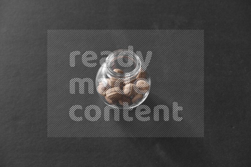 جوزة الطيب في وعاء زجاجي علي خلفية سوداء