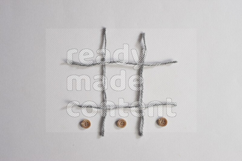 أزرار بنية موضوعة علي خلفية رمادية