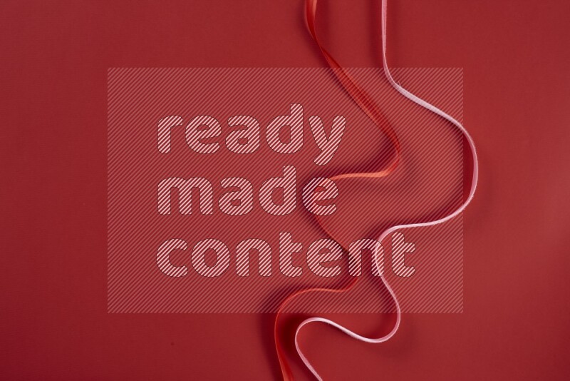 مجموعة من أدوات الخياطة والتفصيل زهرية وحمراء اللون على خلفية حمراء