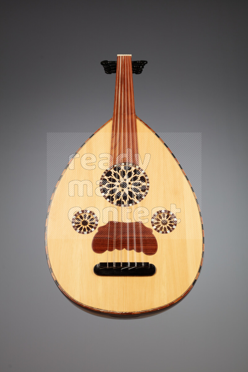 عودي خشبي بني على خلفية رمادية