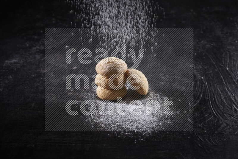 كحك علي خلفية سوداء