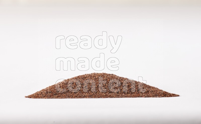 بذور حب الرشاد علي شكل مثلث علي خلفية بيضاء