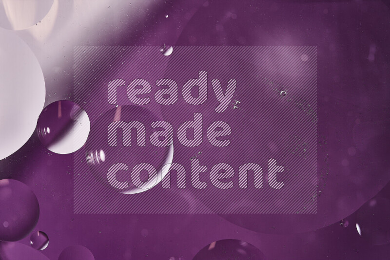 لقطات مقربة لفقاعات من الزيت على سطح الماء باللون الأبيض والأرجواني