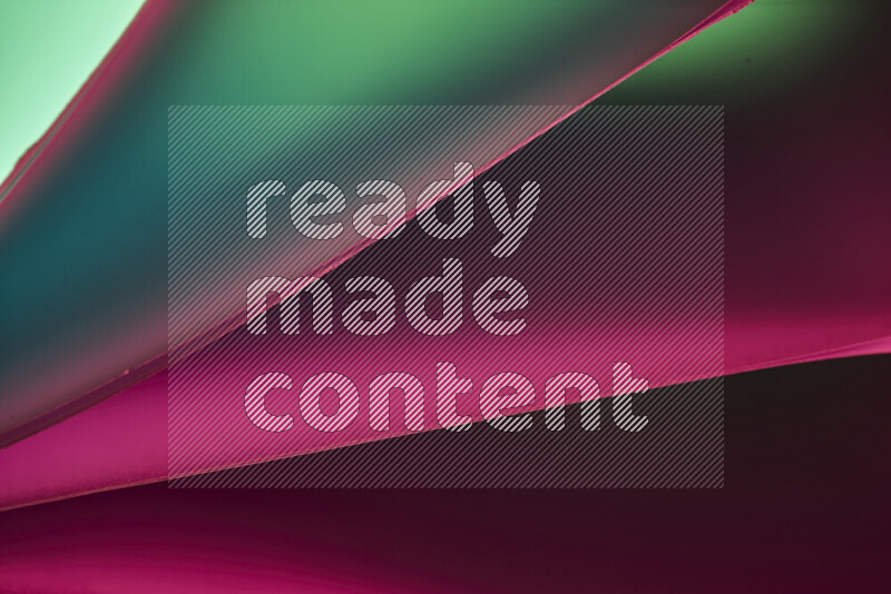 فن تجريدي يعرض منحنيات مع تدرجات الألوان الدافئة والباردة مكونه بضوء ملون