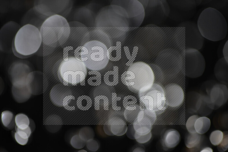 قطع زجاجية فضية لامعة متناثرة على خلفية سوداء