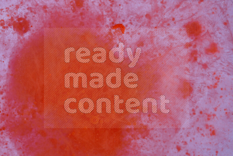 تلتقط الصورة تناثرا للطلاء الأحمر علي خلفية بيضاء