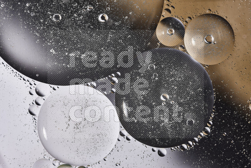 لقطات مقربة لفقاعات من الزيت على سطح الماء باللون الأبيض والبني