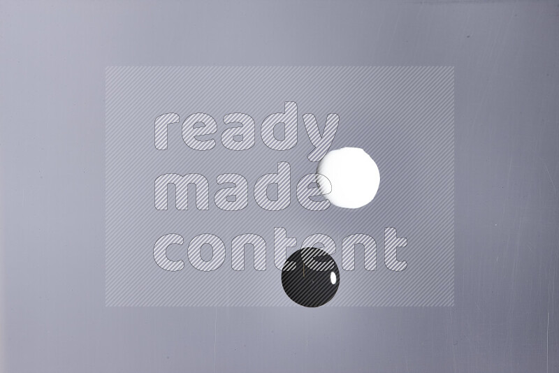 لقطات مقربة لقطرات من اللون الأبيض و الأسود على الخلفية