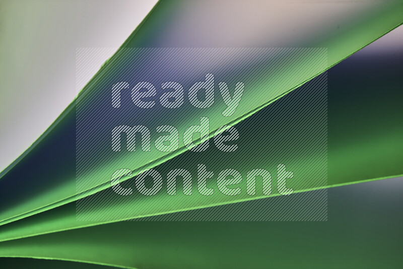 فن تجريدي يعرض منحنيات مع تدرجات الألوان الباردة مكونه بضوء ملون