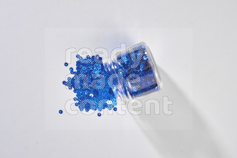 ترتر ملون في وعاء زجاجي على خلفية رمادية