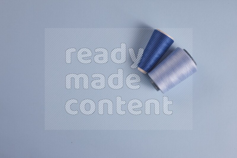 مجموعة من أدوات الخياطة والتفصيل زرقاء اللون على خلفية زرقاء